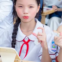 Học sinh tiểu học quàng khăn đỏ