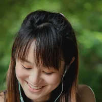 Học sinh đeo tai nghe mỉm cười