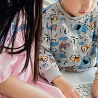 Hai chị em dùng máy tính xách tay