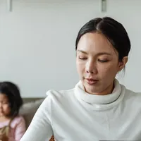 Người mẹ làm việc ở nhà