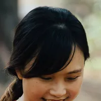 Người phụ nữ nhìn điện thoại